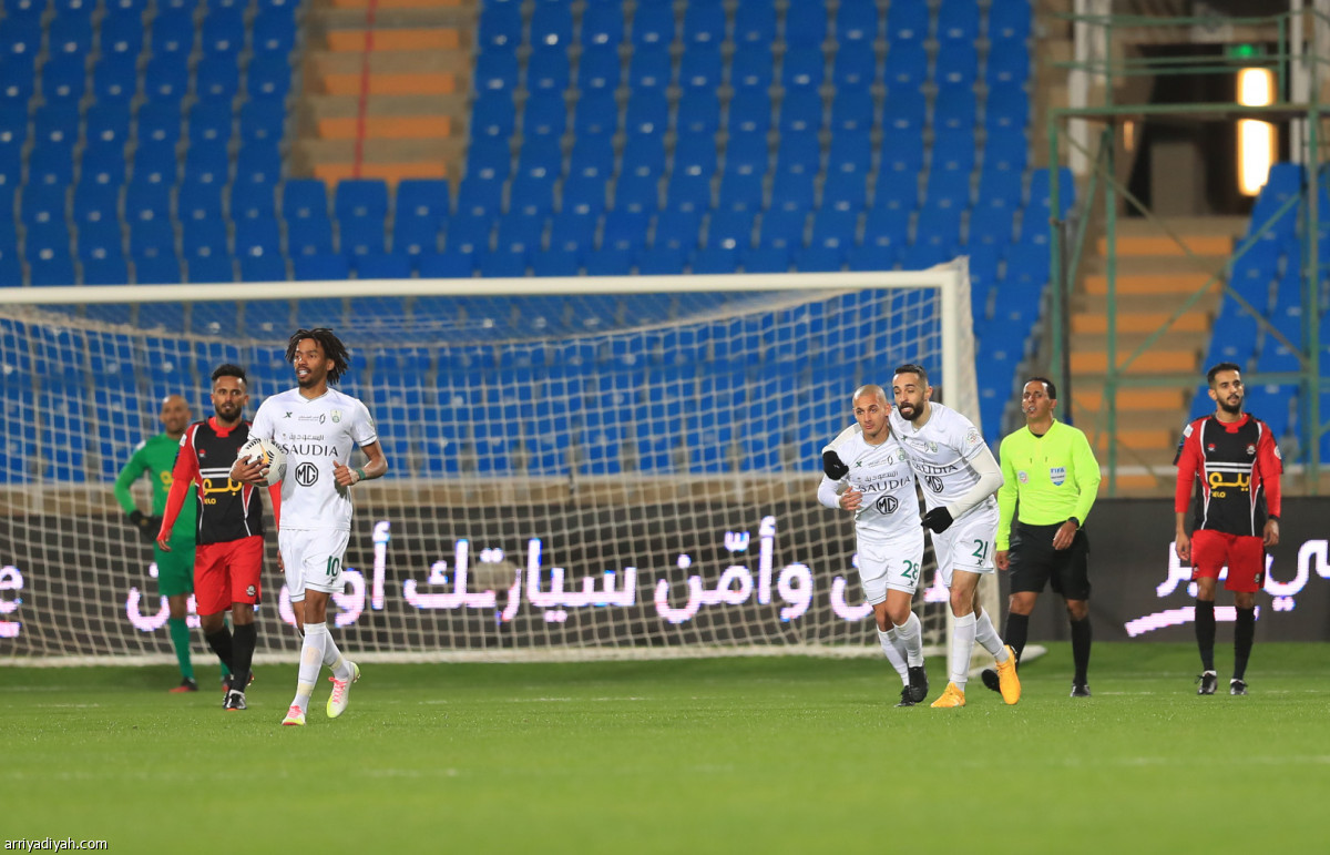 الأهلي يقترب من الهلال