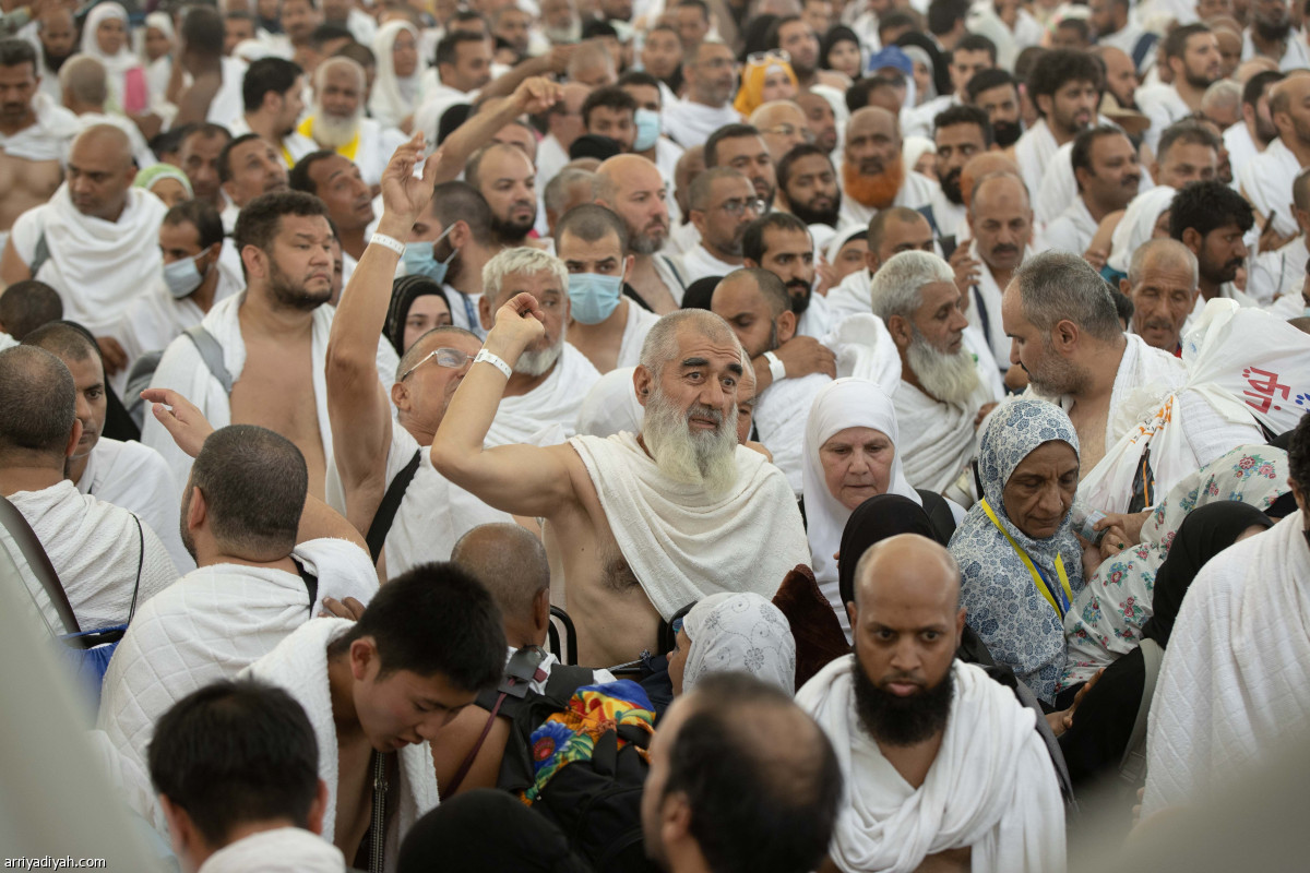 الحجاج يرمون جمرة العقبة