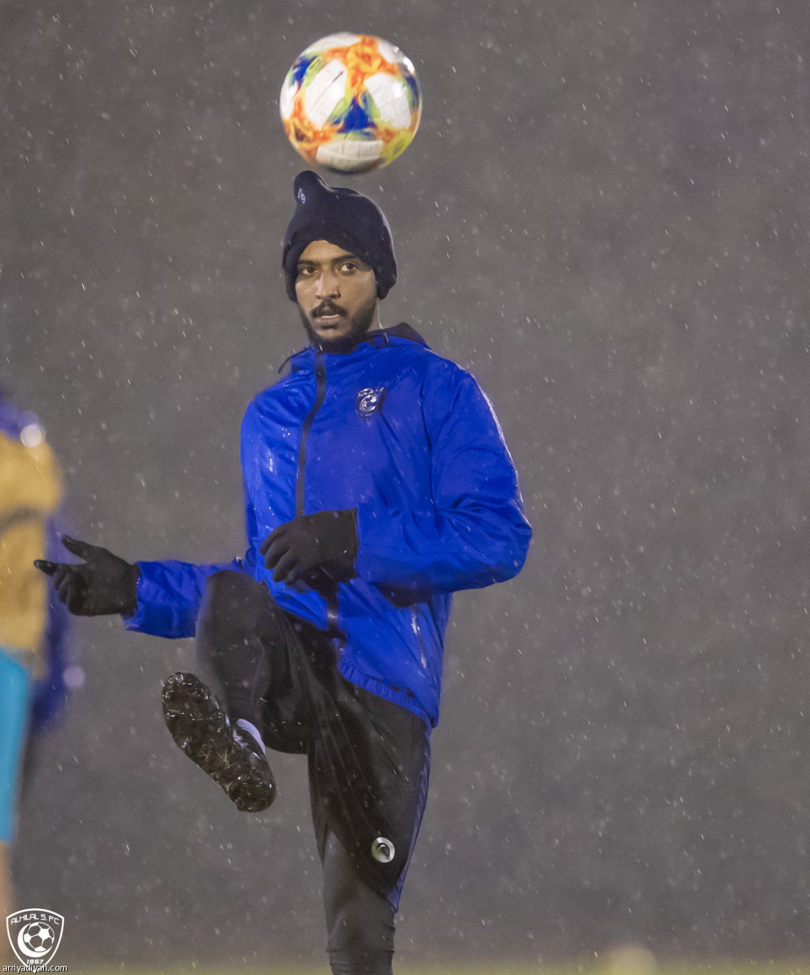 الهلال يتدرب تحت المطر