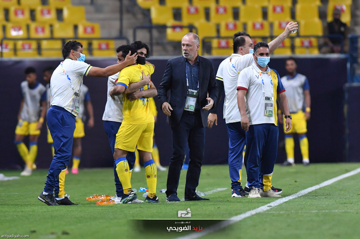 النصر يتمسك بالقمة «صور»