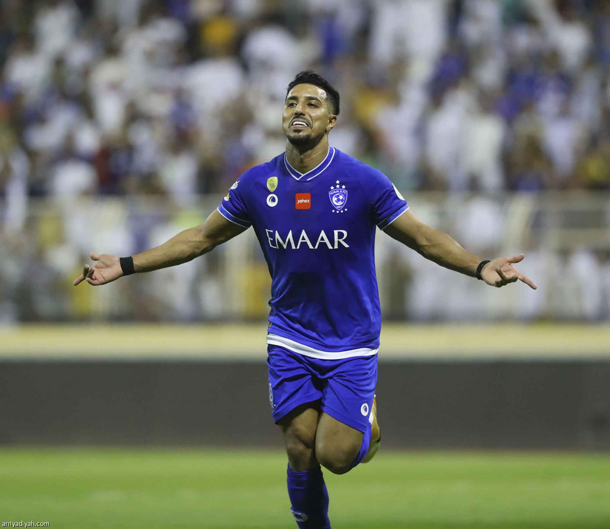 الهلال يقترب من الذهب