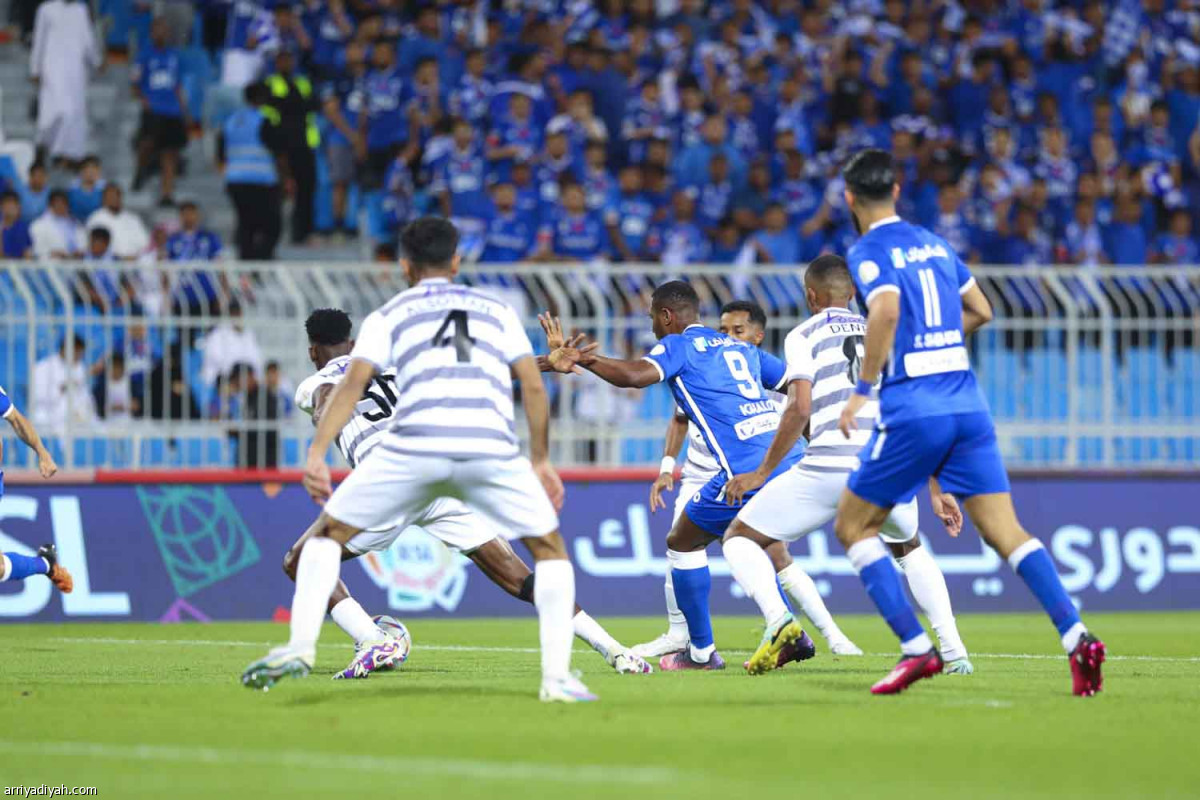 الهلال يتعثر