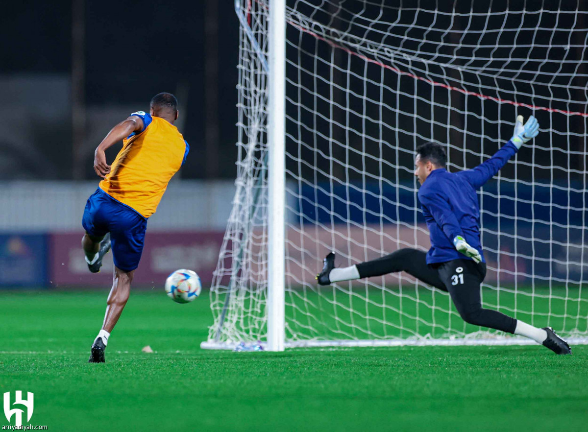 الهلال يناور