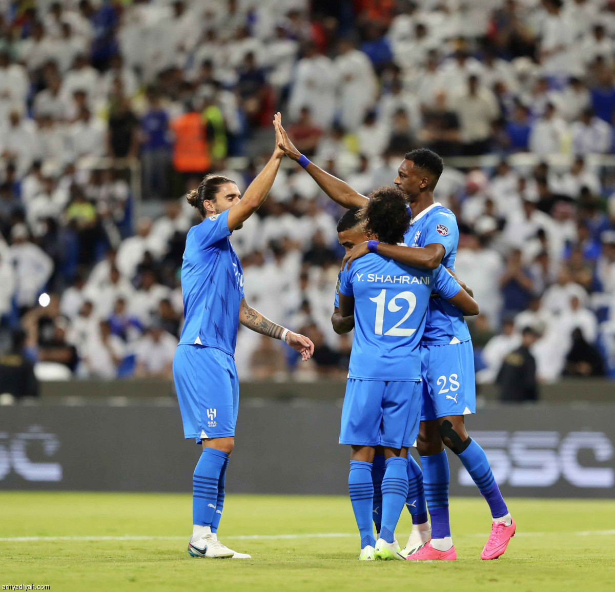 الهلال يعبر