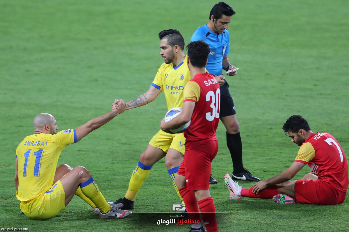 النصر يتمسك بالقمة «صور»