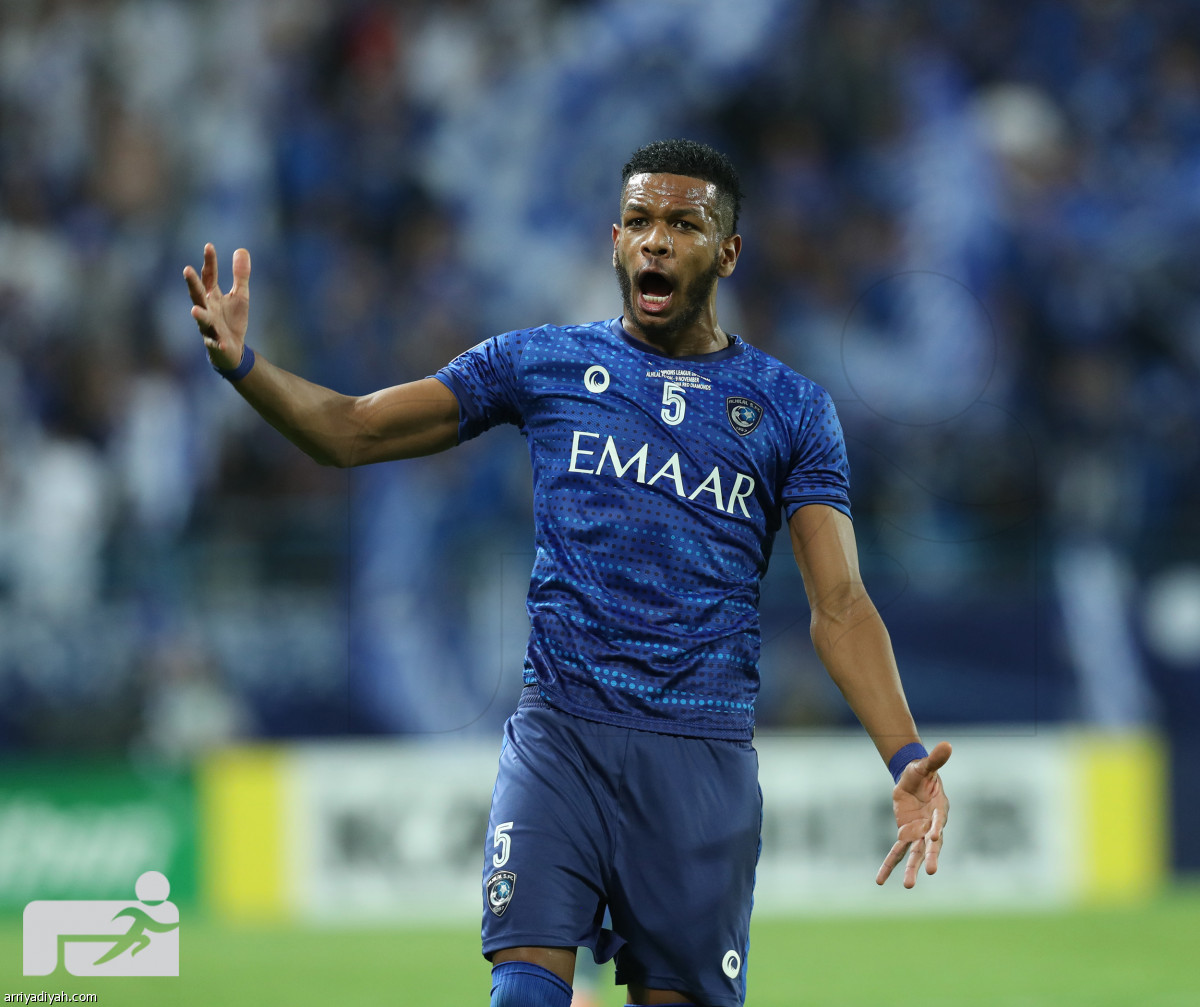 الهلال يلامس الذهب