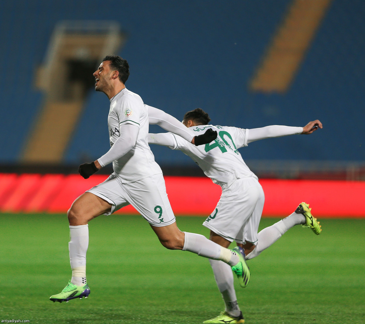 الأهلي يقترب من الهلال