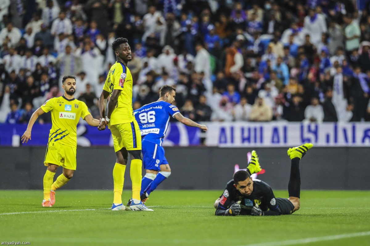 الهلال يضرب