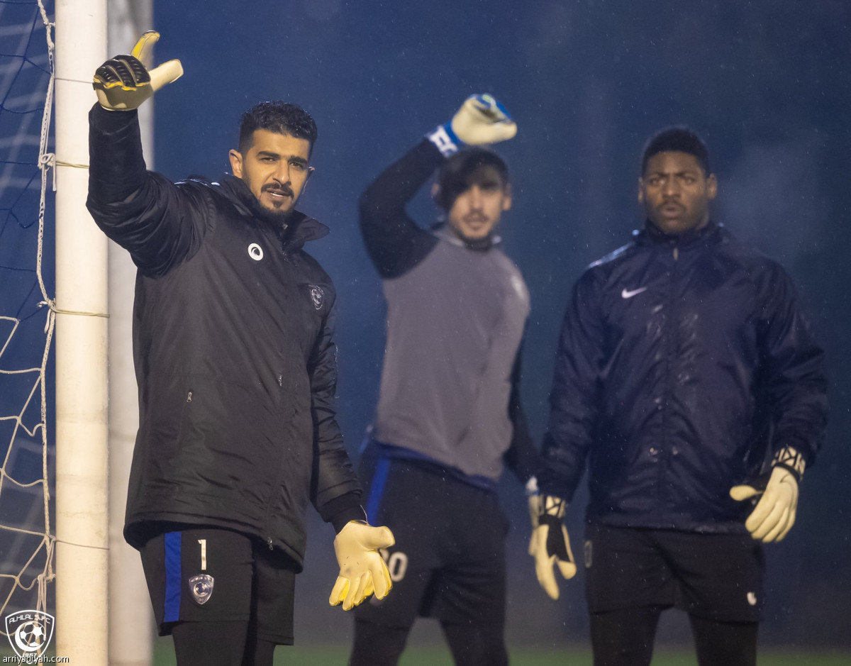 الهلال يتدرب تحت المطر