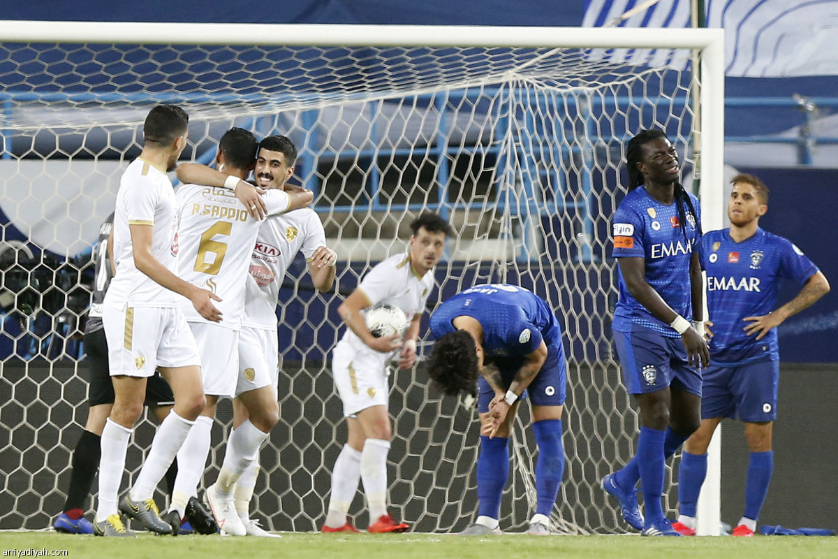 الهلال يتمسك بفارق الـ9