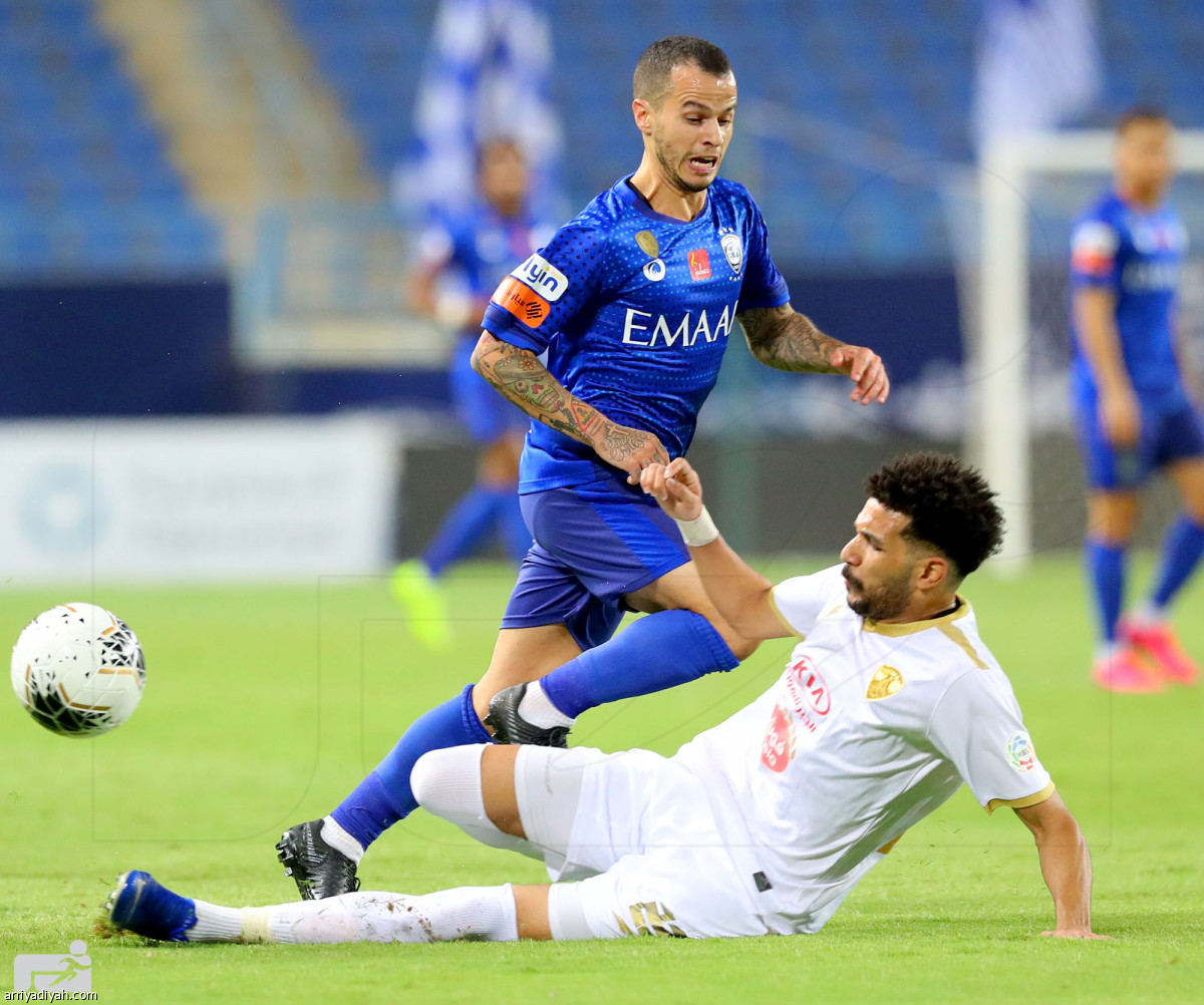 الهلال يتمسك بفارق الـ9