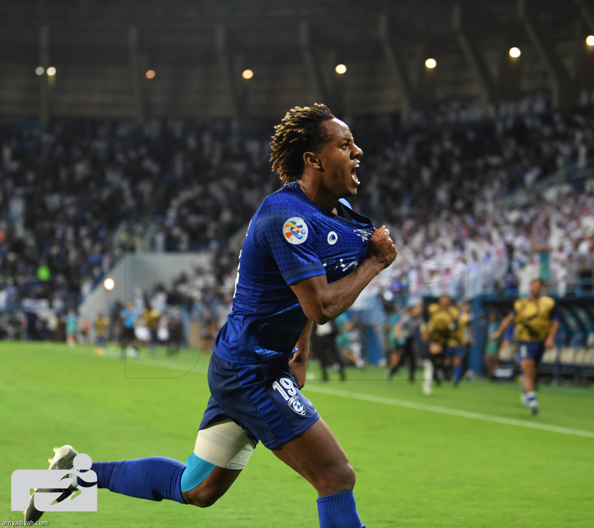 الهلال يلامس الذهب