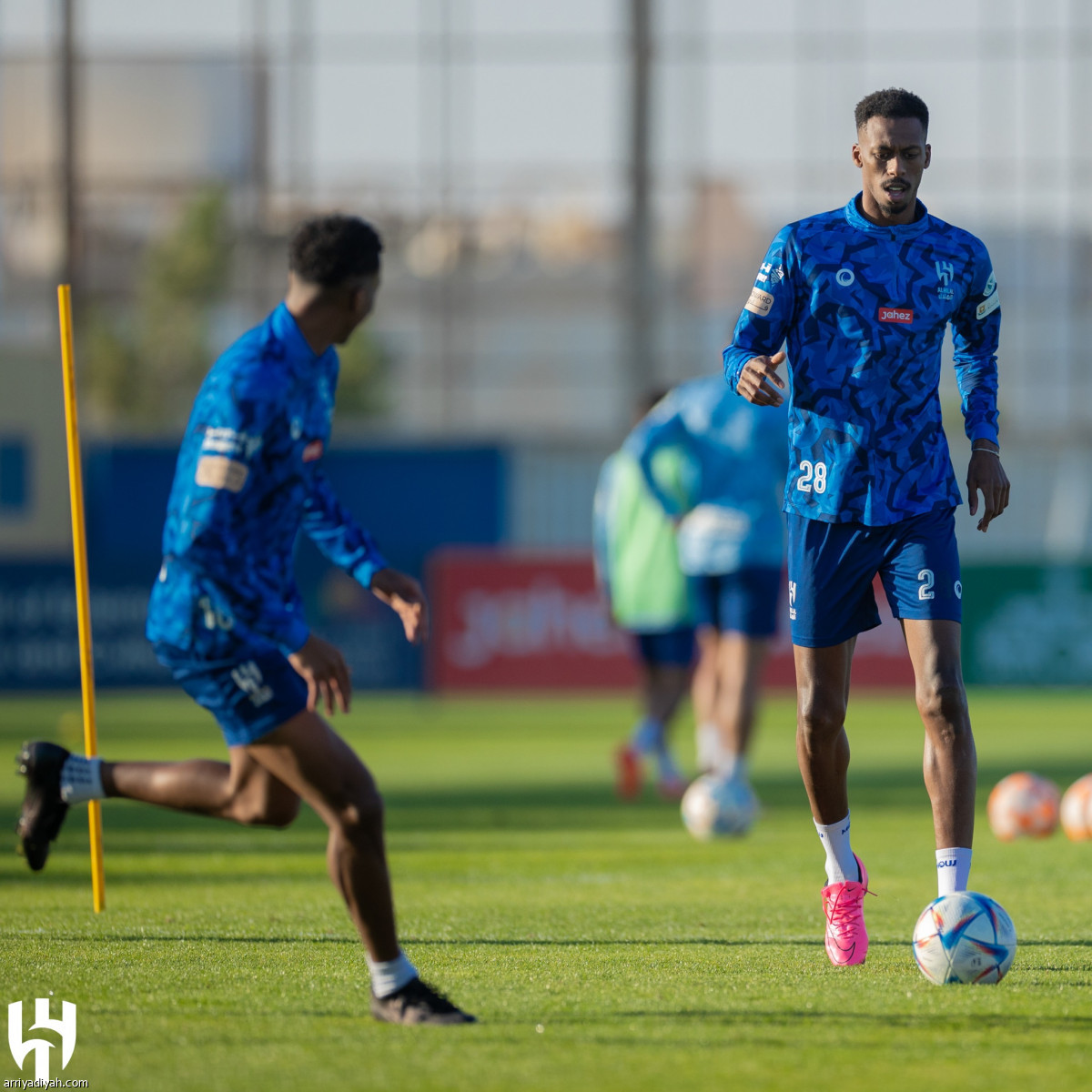 الأزرق يناور «هلال 19»