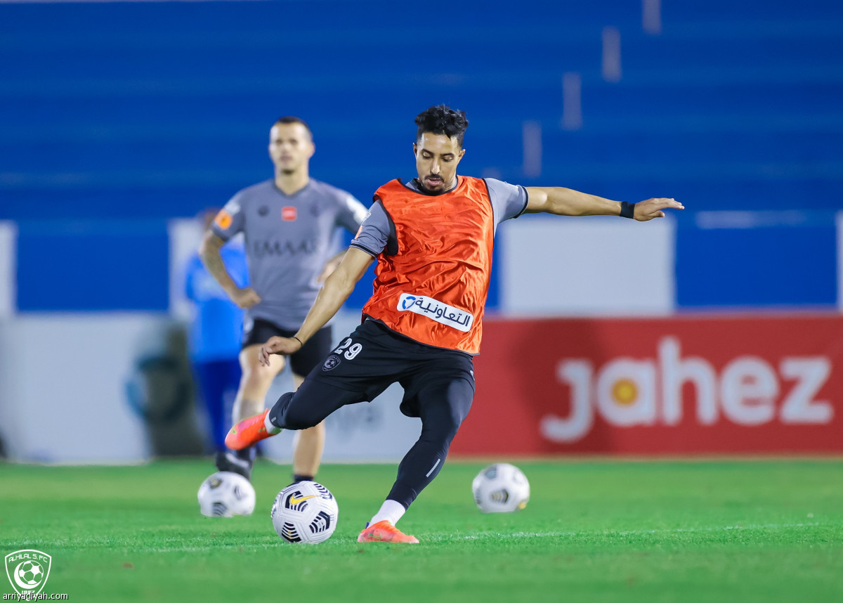 الهلال يناور للباطن