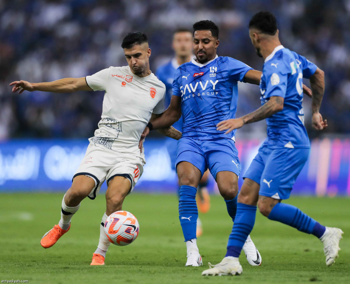 الهلال يتعثر