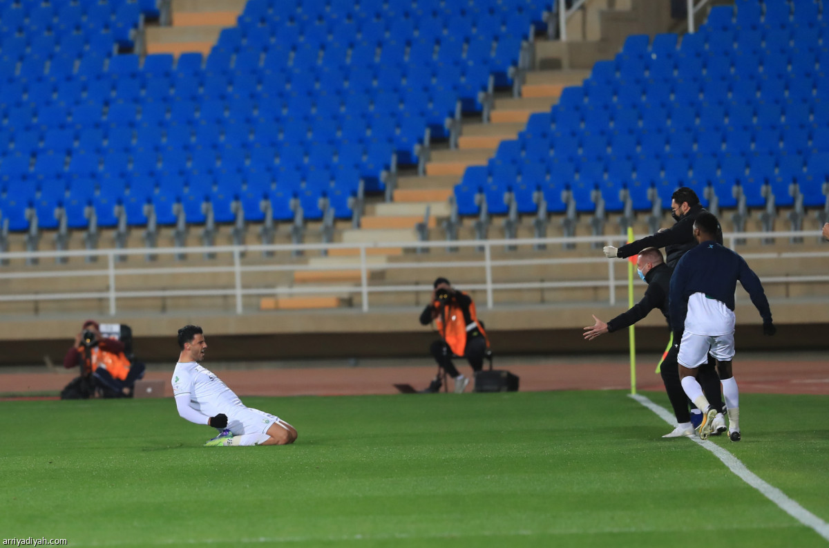 الأهلي يقترب من الهلال