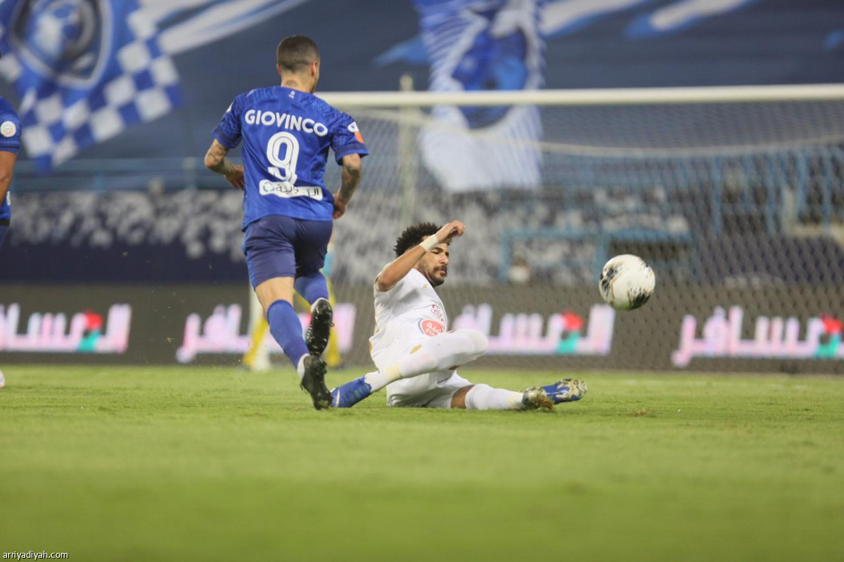 الهلال يتمسك بفارق الـ9