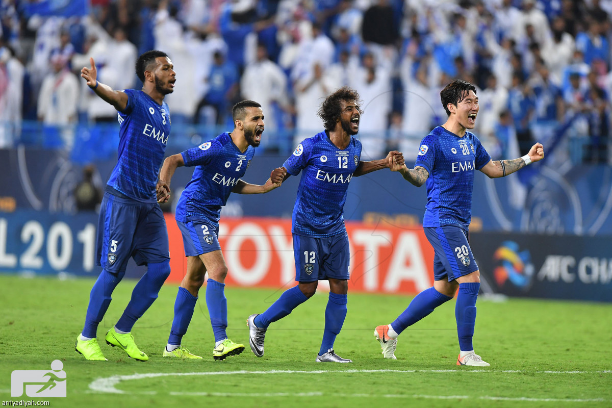 الهلال يلامس الذهب