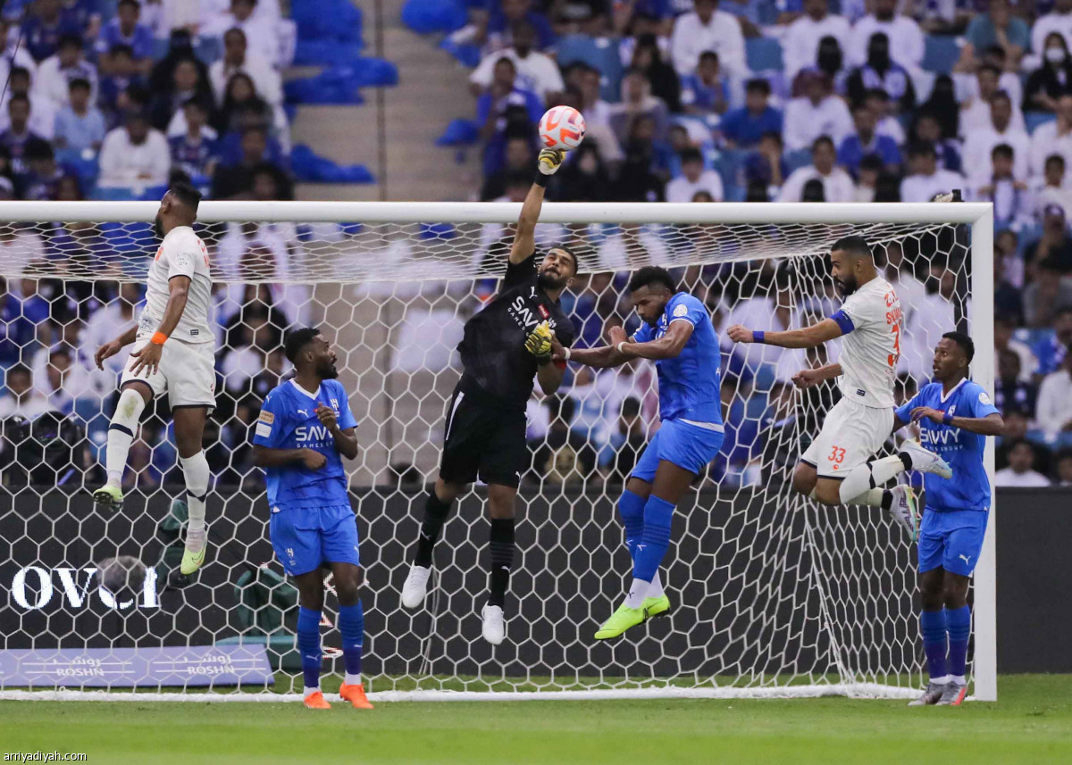 الهلال يتعثر