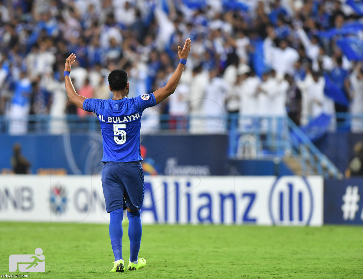 الهلال يلامس الذهب