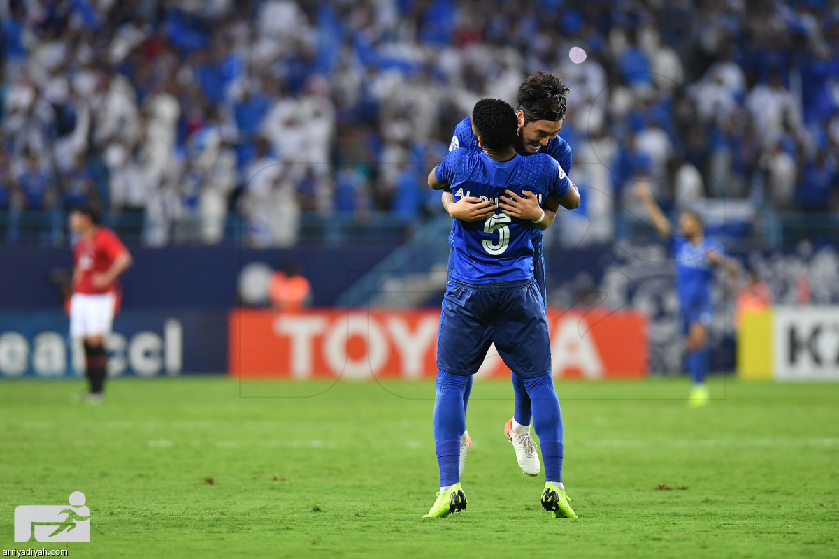 الهلال يلامس الذهب