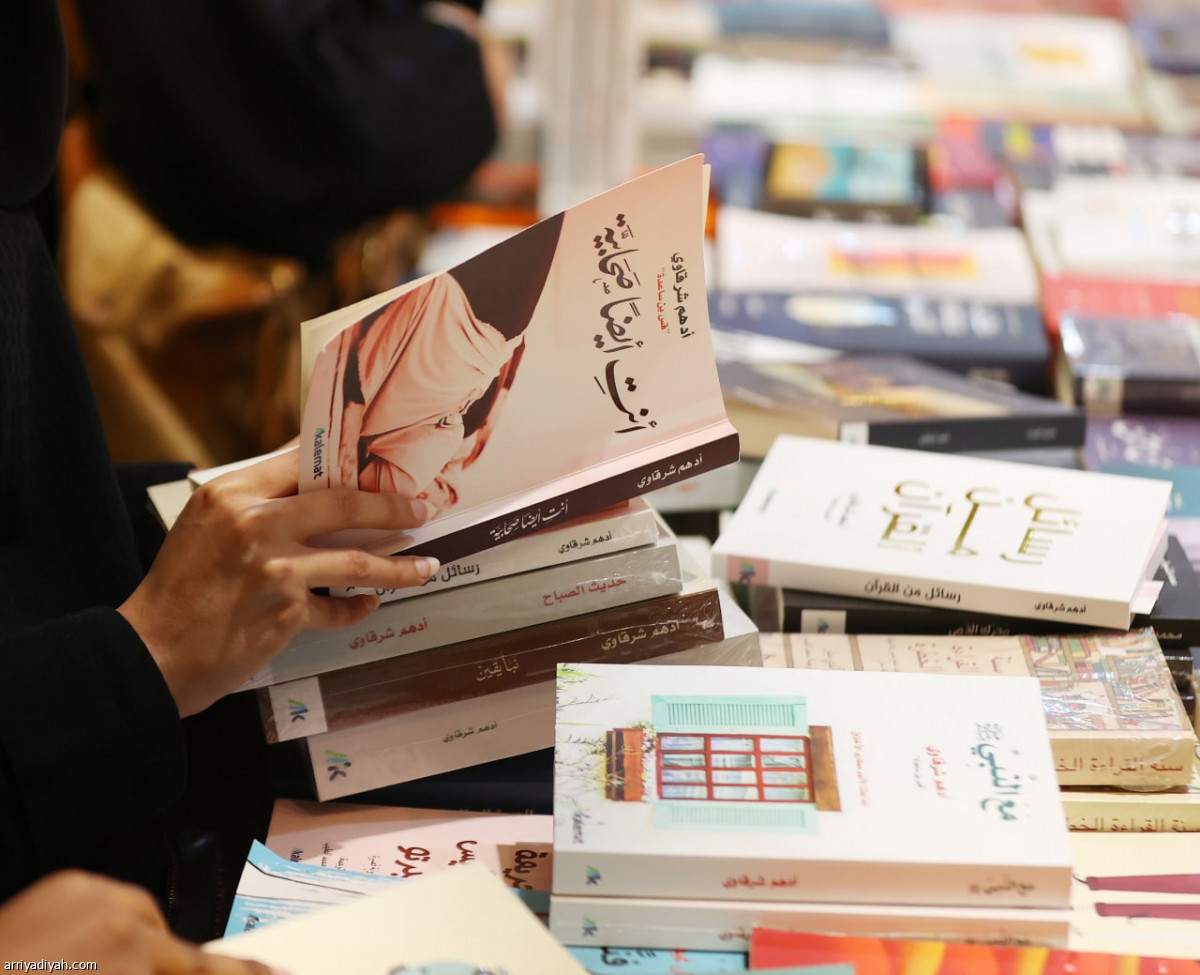 معرض الكتاب يجذب الكبار والصغار