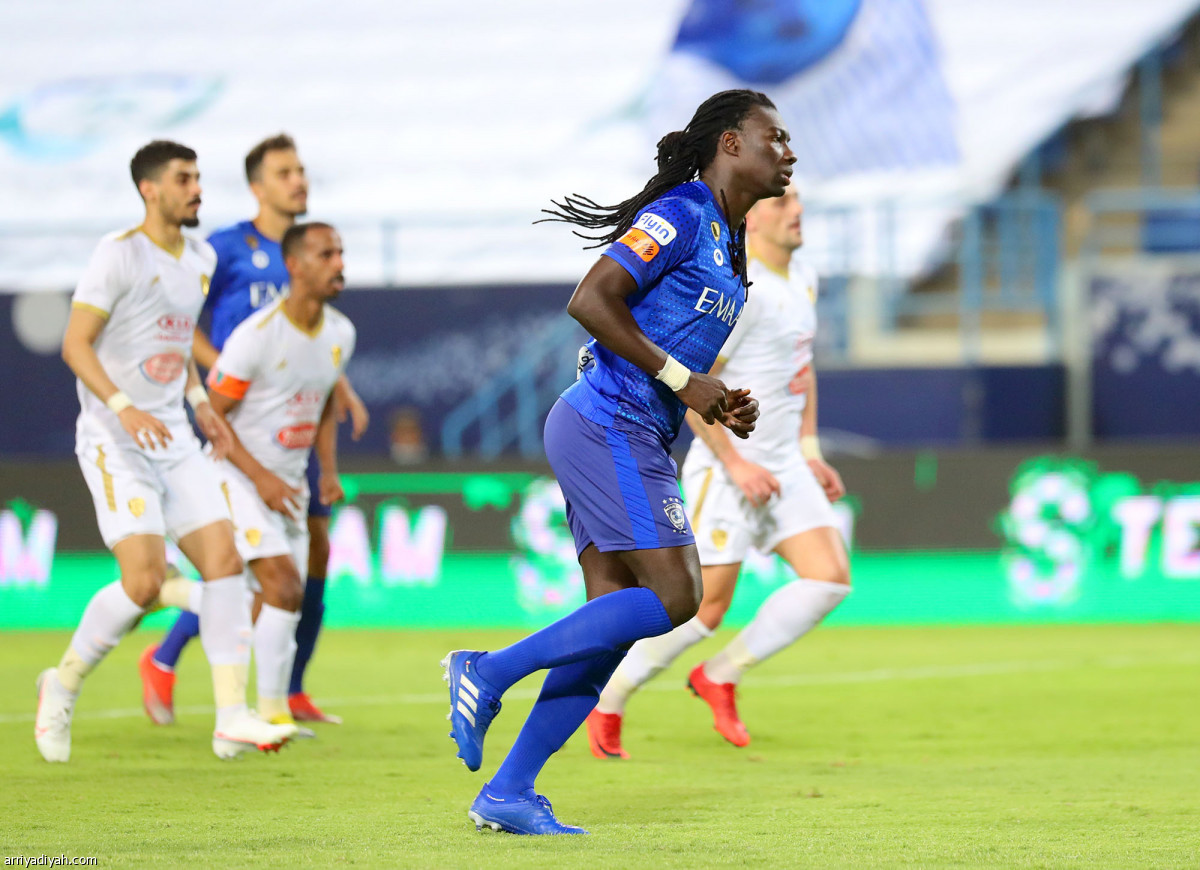 الهلال يتمسك بفارق الـ9