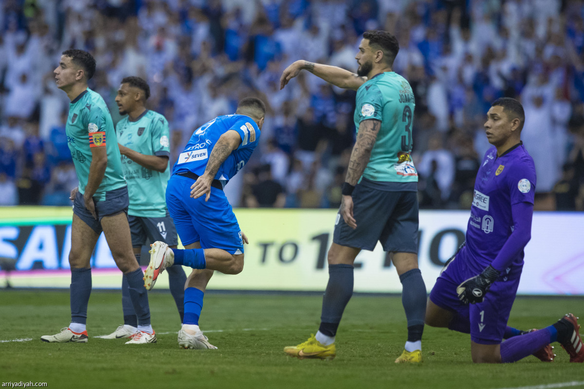 الهلال.. لا يتوقف