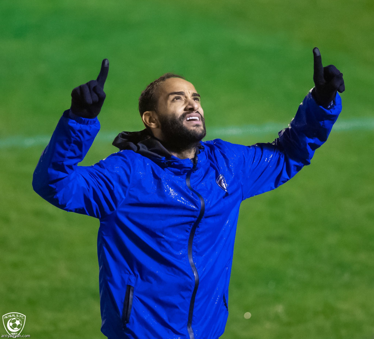 الهلال يتدرب تحت المطر