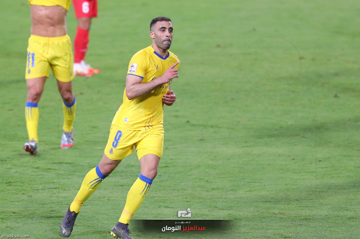 النصر يتمسك بالقمة «صور»