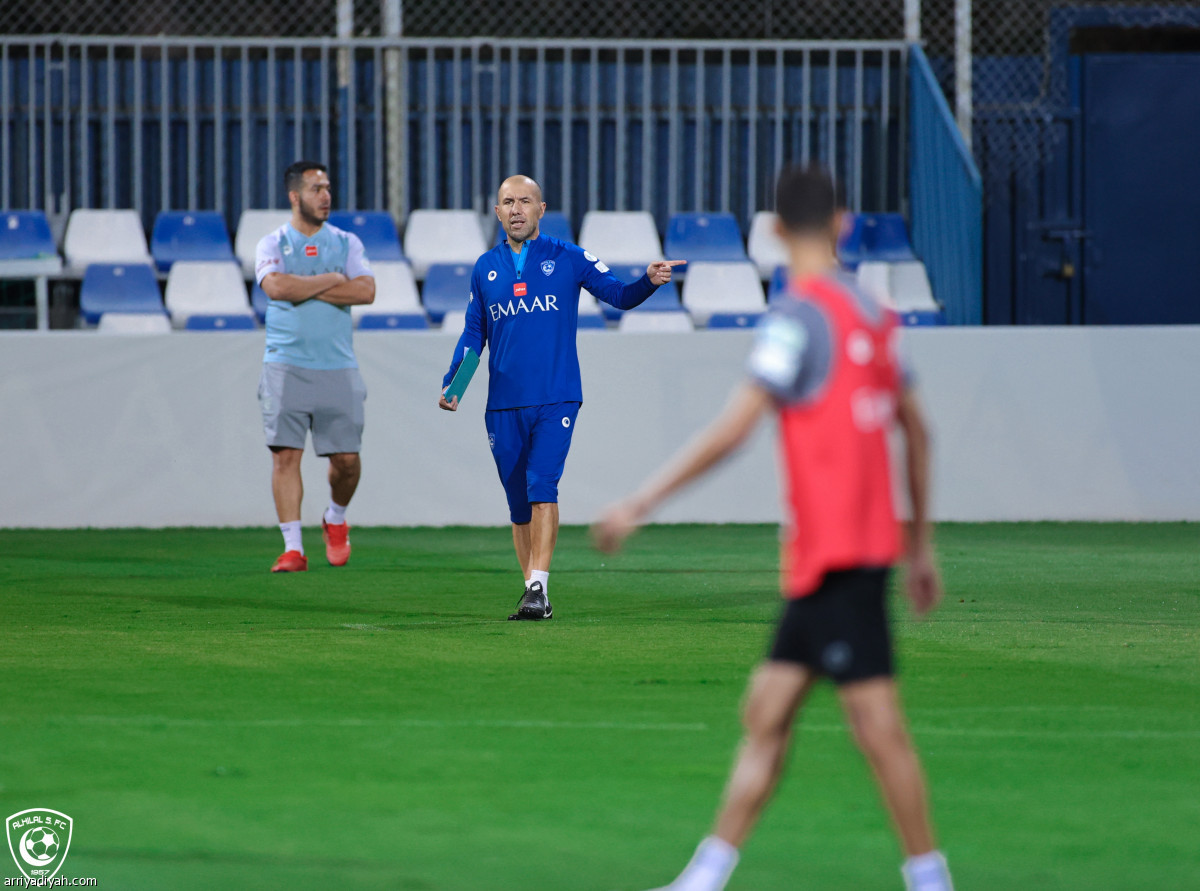 الهلال يبدأ تكتيك ضمك