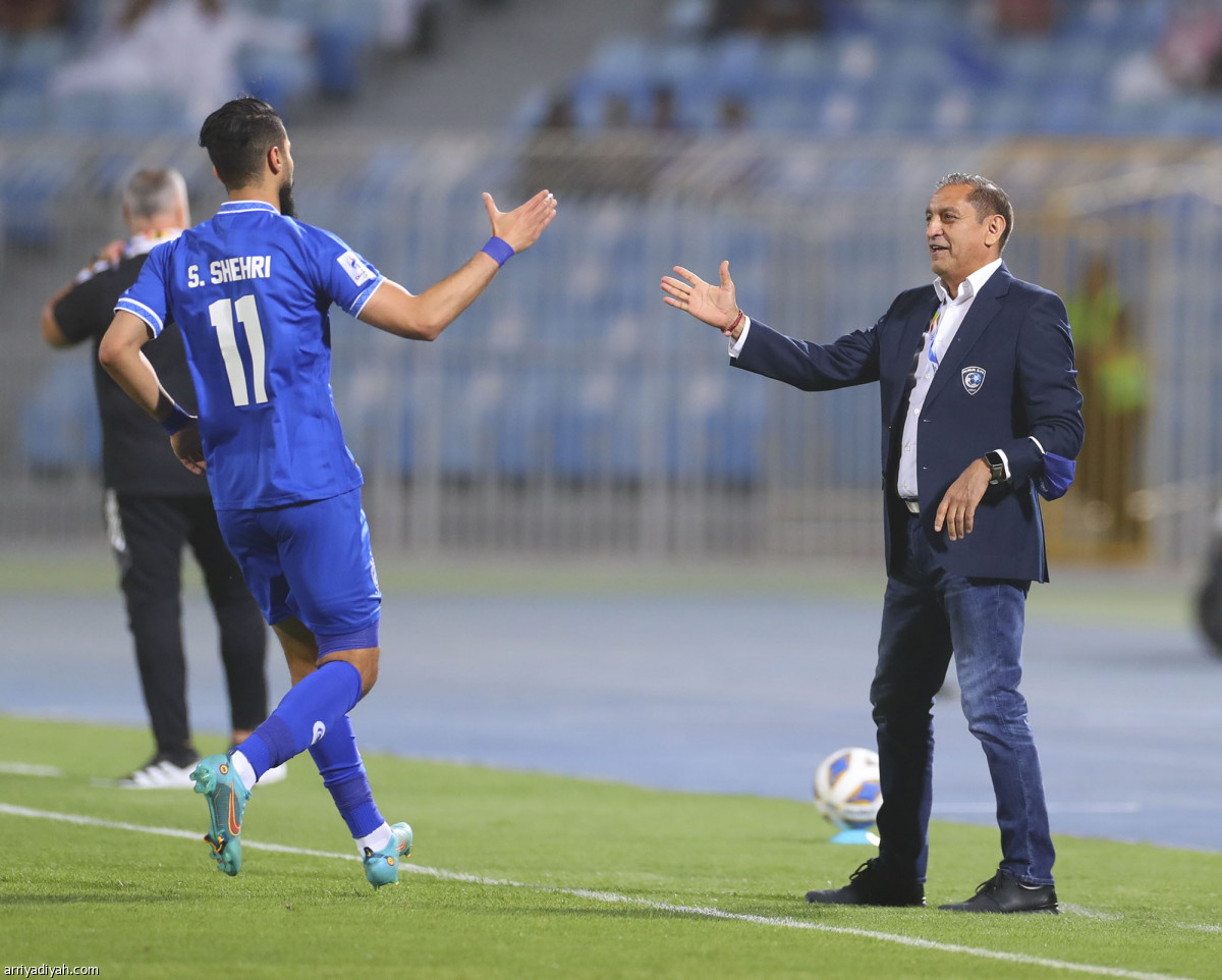 الهلال يبدأ بالشارقة