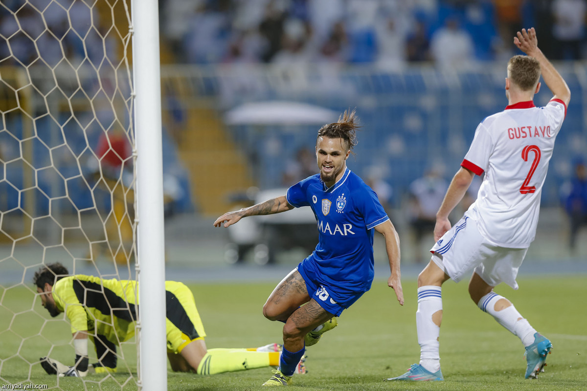 الهلال يبدأ بالشارقة