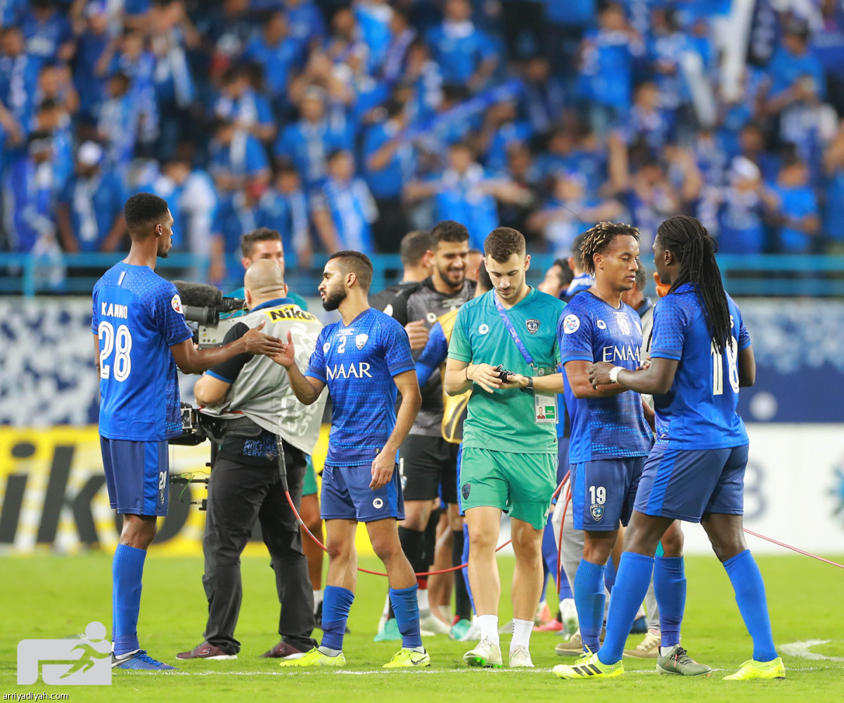 الهلال يلامس الذهب