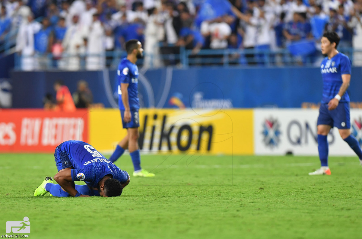 الهلال يلامس الذهب