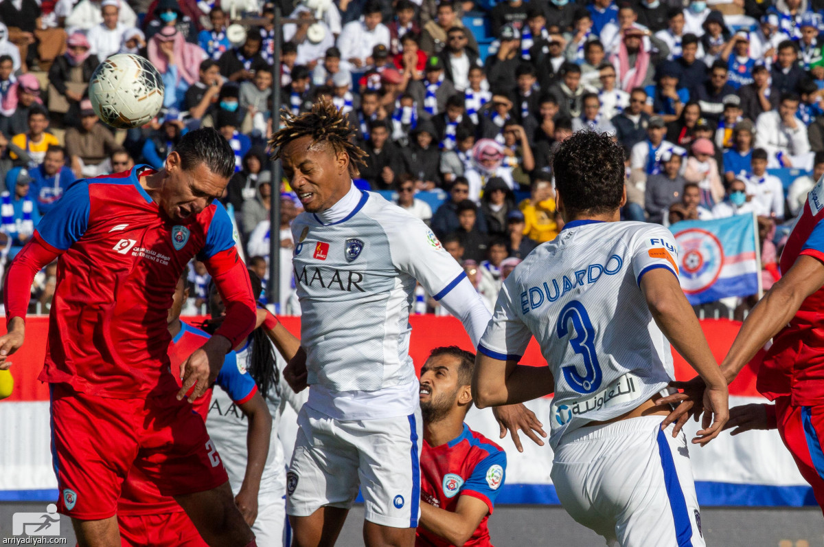 الهلال يعود إلى الصدارة