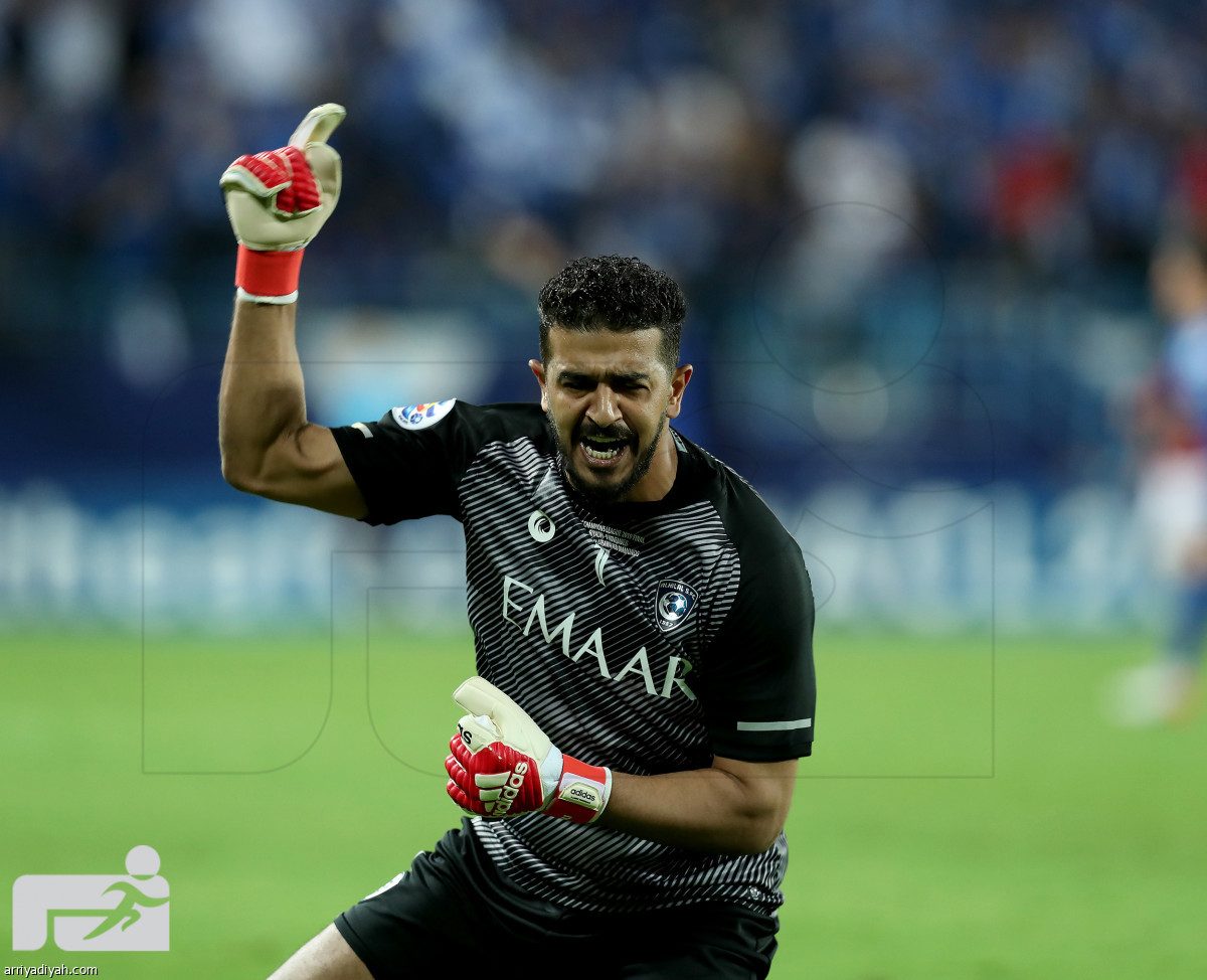 الهلال يلامس الذهب