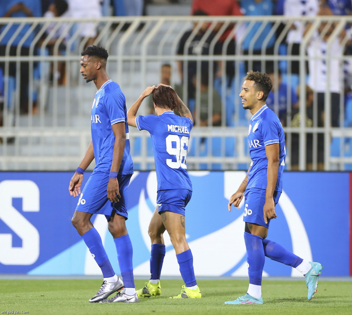 الهلال يبدأ بالشارقة