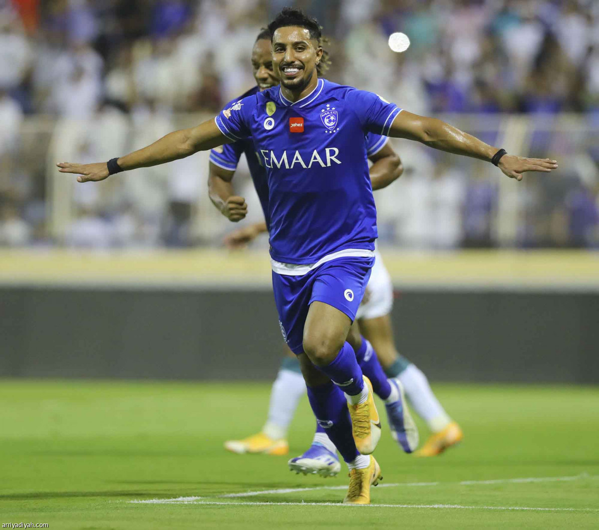 الهلال يقترب من الذهب