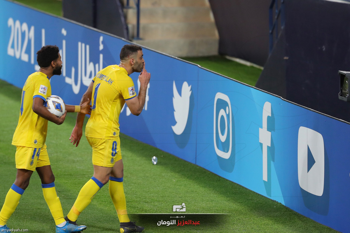 النصر يتمسك بالقمة «صور»