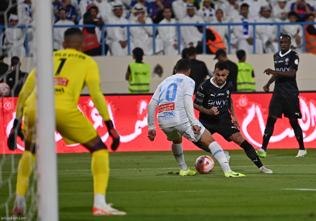 الهلال في المقدمة