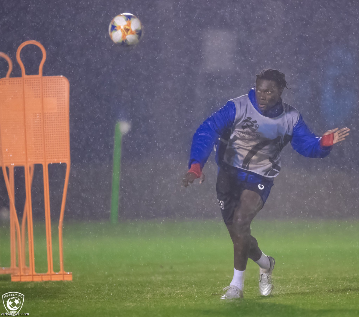 الهلال يتدرب تحت المطر