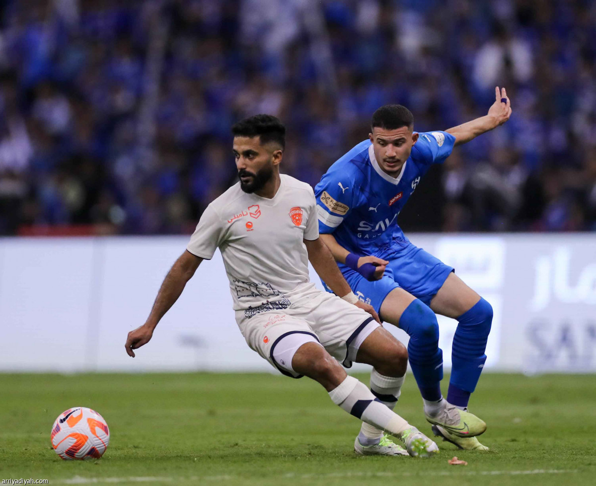 الهلال يتعثر