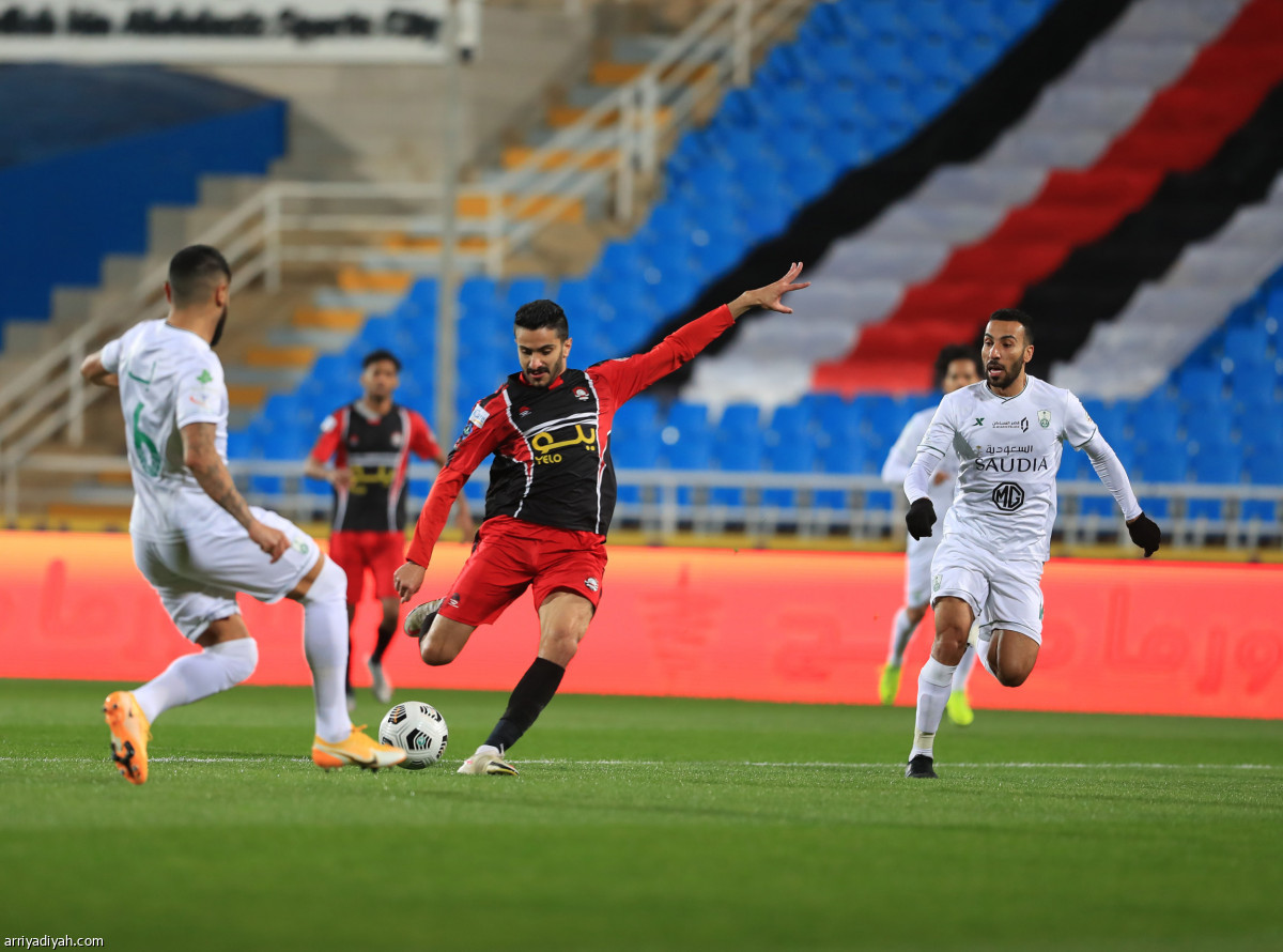 الأهلي يقترب من الهلال