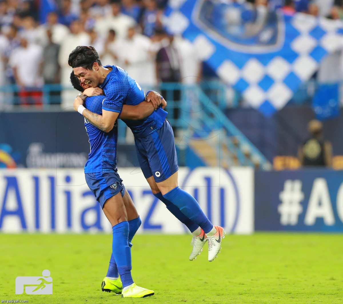 الهلال يلامس الذهب