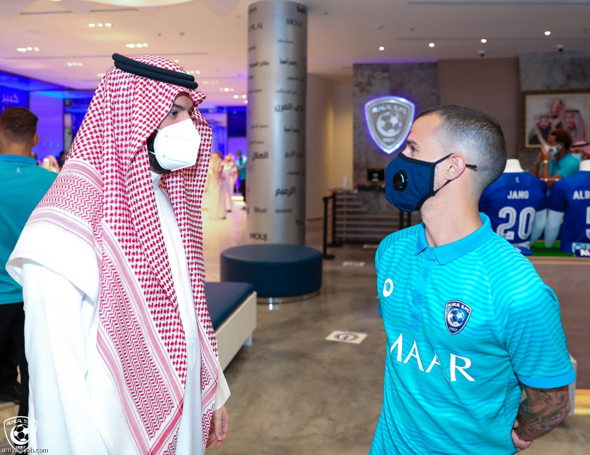 الهلال يفتتح متجره