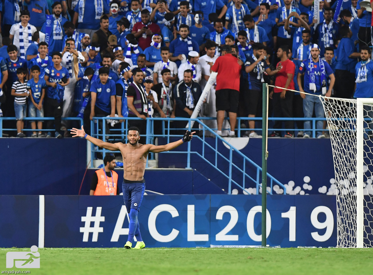 الهلال يلامس الذهب